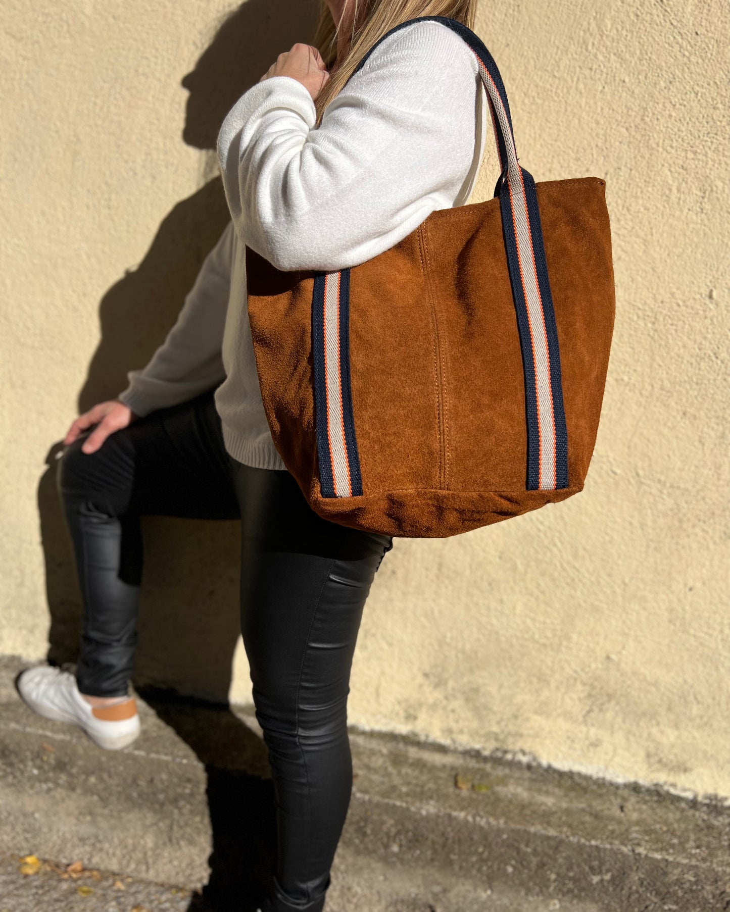 Bolso de piel con tiras camel