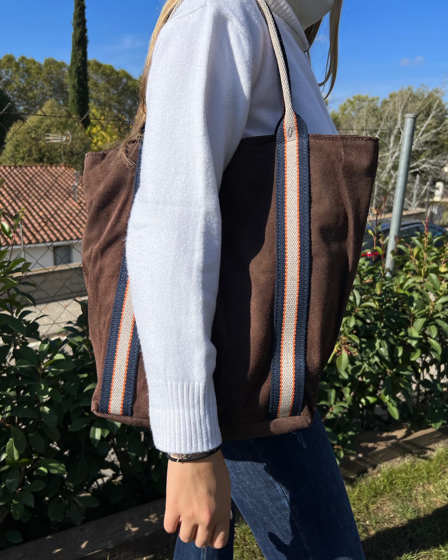 Bolso de piel con tiras marrón chocolate