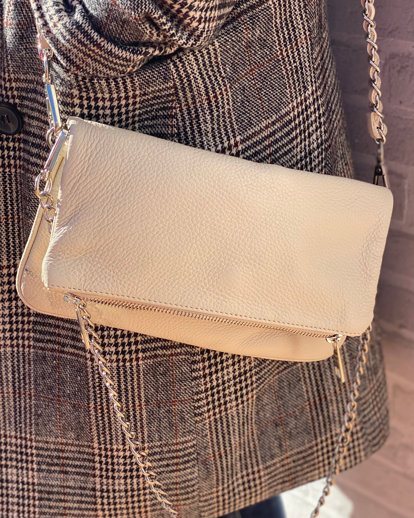 Bolso de piel con cadena crudo