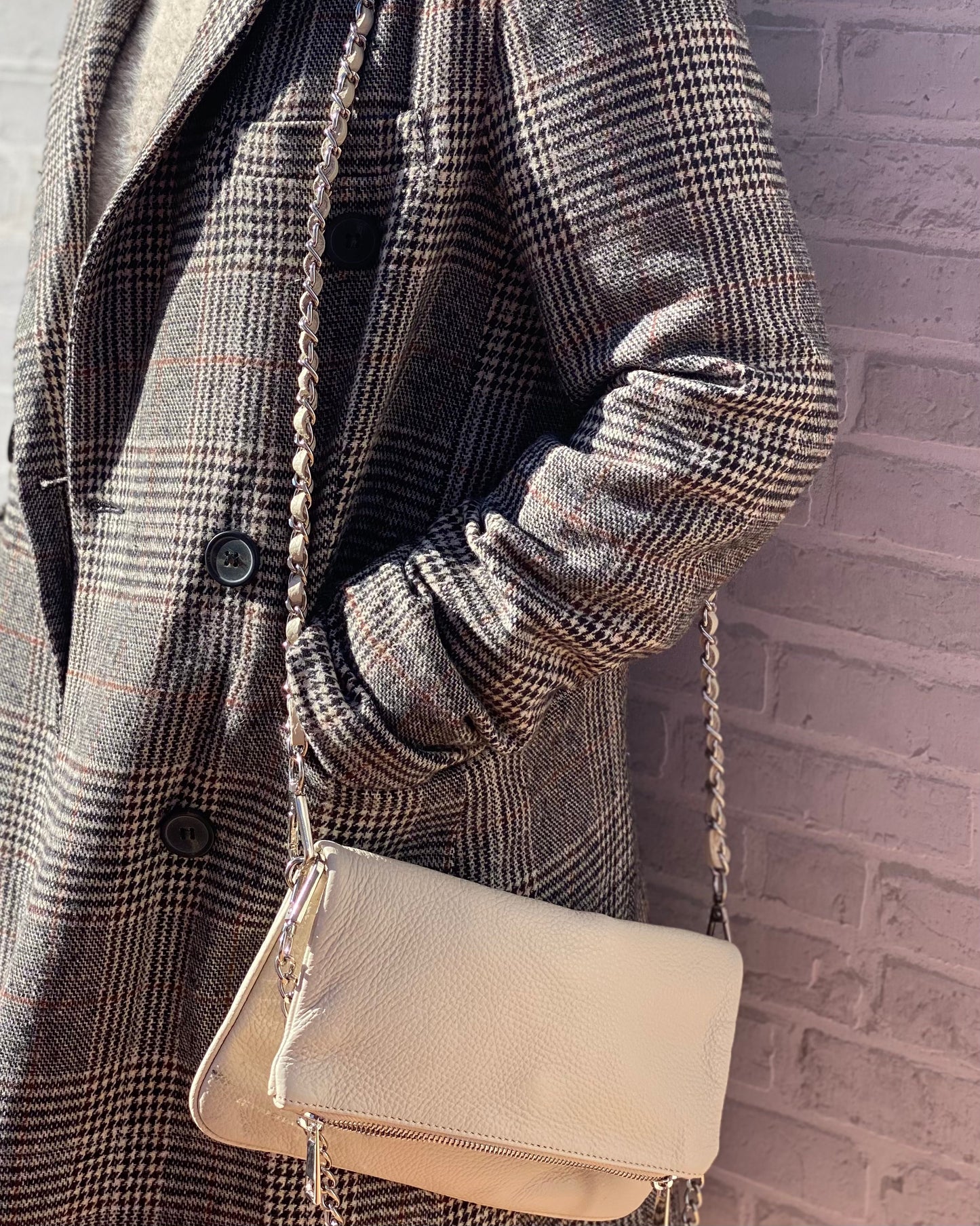 Bolso de piel con cadena crudo
