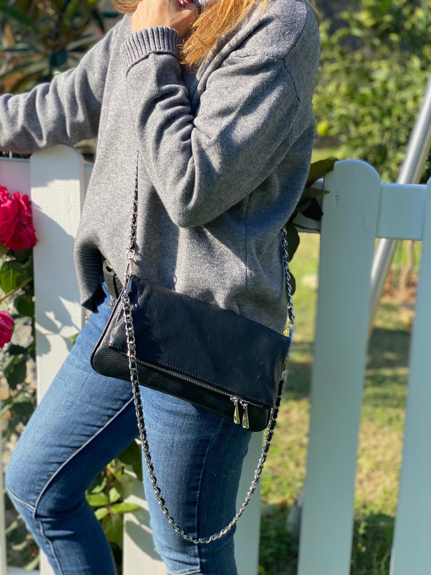 Bolso de piel con cadena negro