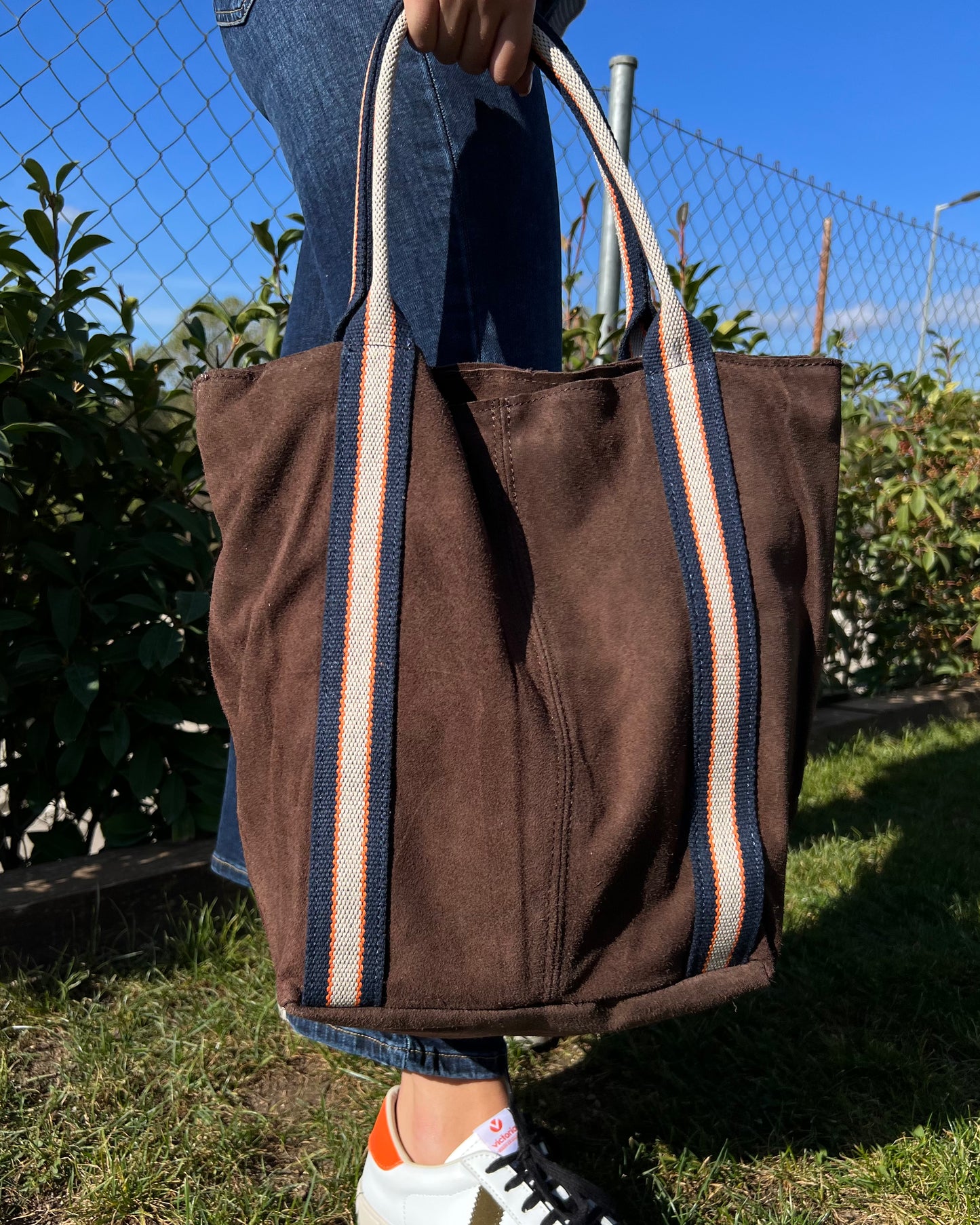 Bolso de piel con tiras marrón chocolate