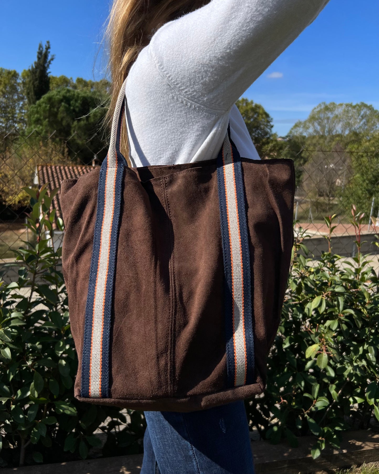 Bolso de piel con tiras marrón chocolate