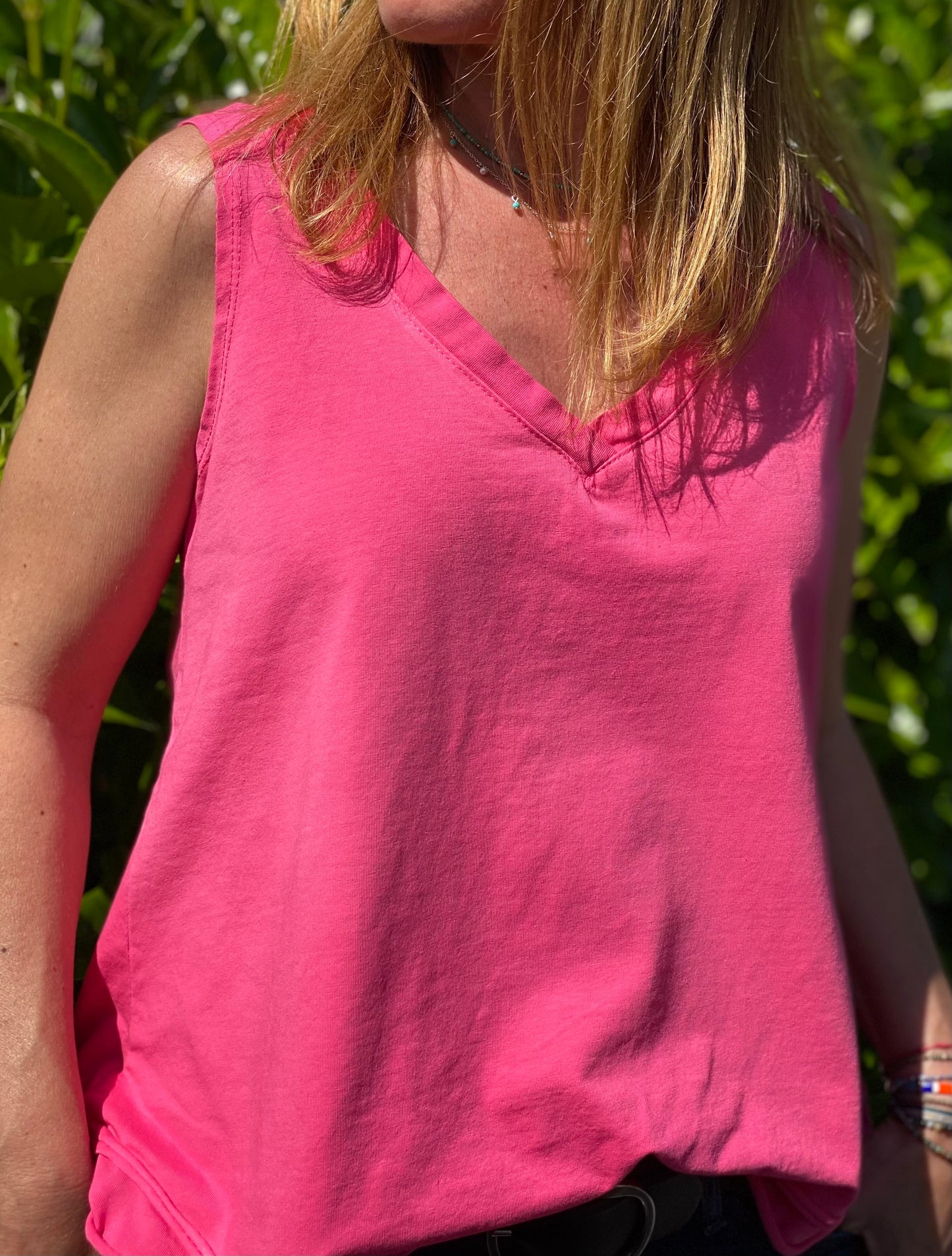 Camiseta tirantes doble pico fucsia