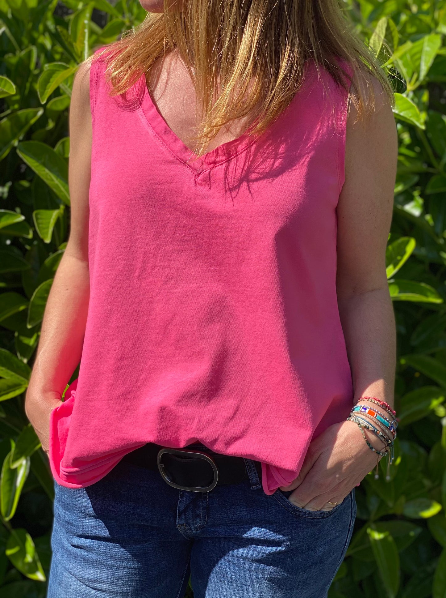 Camiseta tirantes doble pico fucsia
