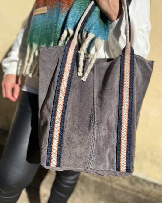 Bolso de piel con tiras gris