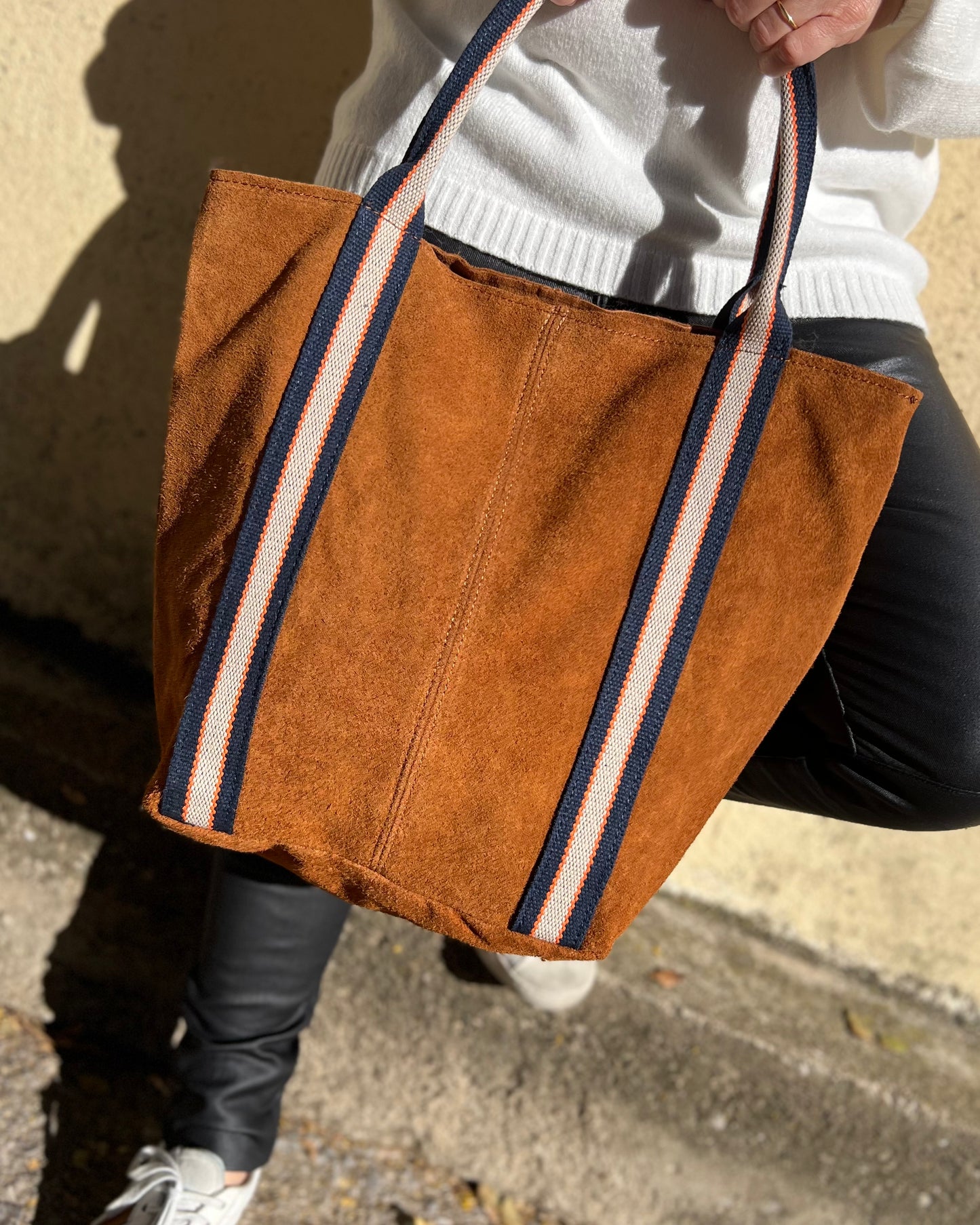 Bolso de piel con tiras camel